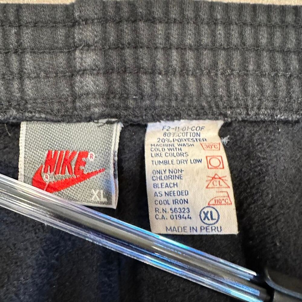 Vintage Black Nike Shorts - Picture 2 of 3